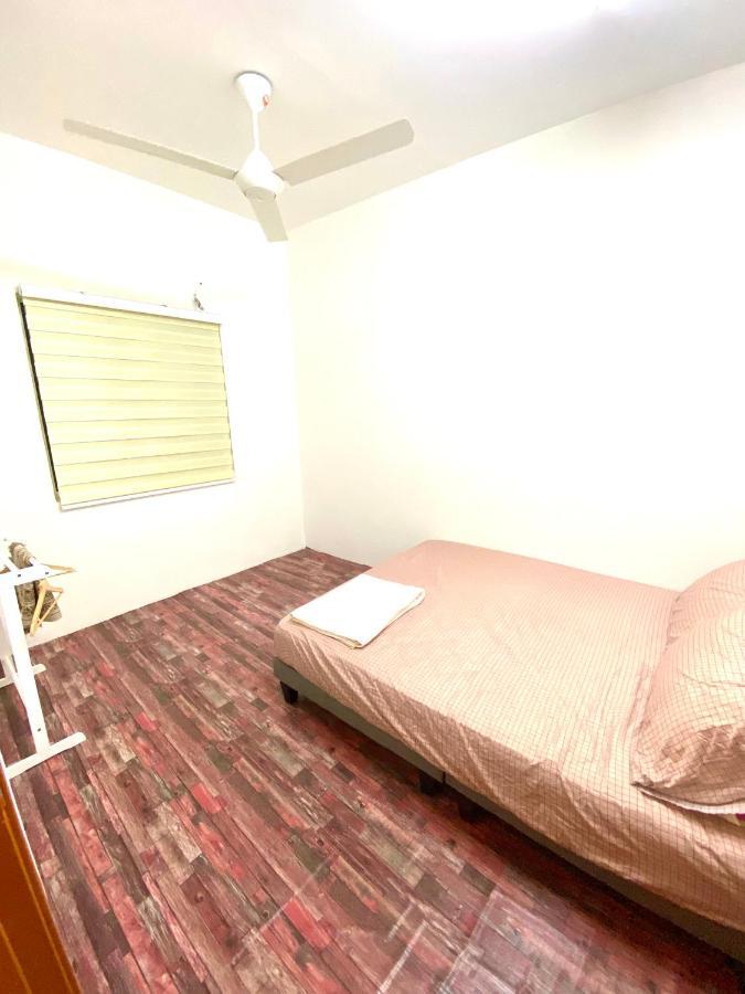 Raees Homestay Kampong Tanjong Minyak エクステリア 写真