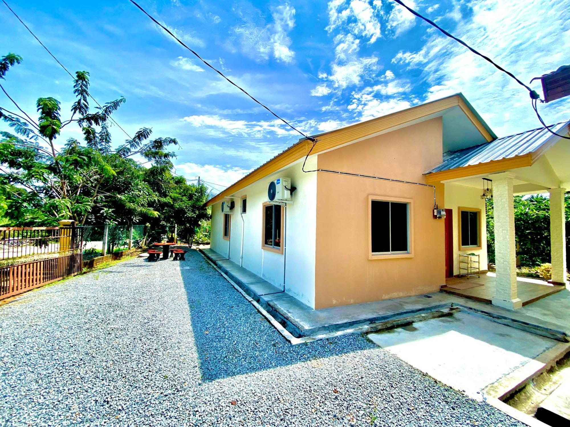 Raees Homestay Kampong Tanjong Minyak エクステリア 写真